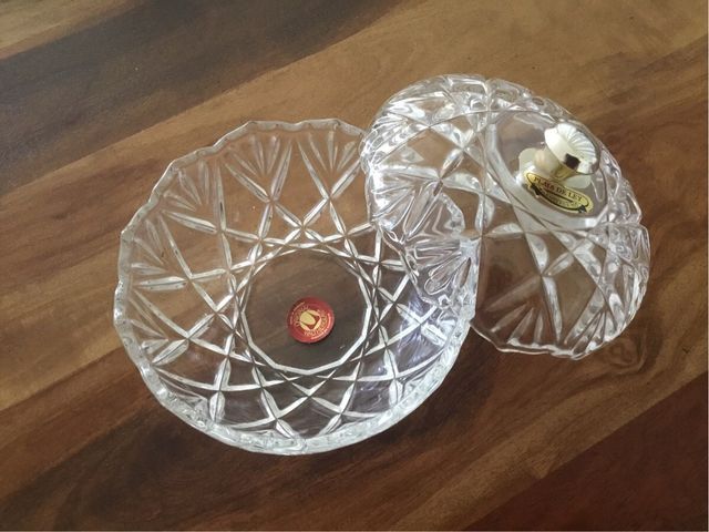 Set de bomboneras, una de cristal tallado y plata