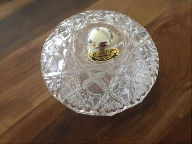 Set de bomboneras, una de cristal tallado y plata