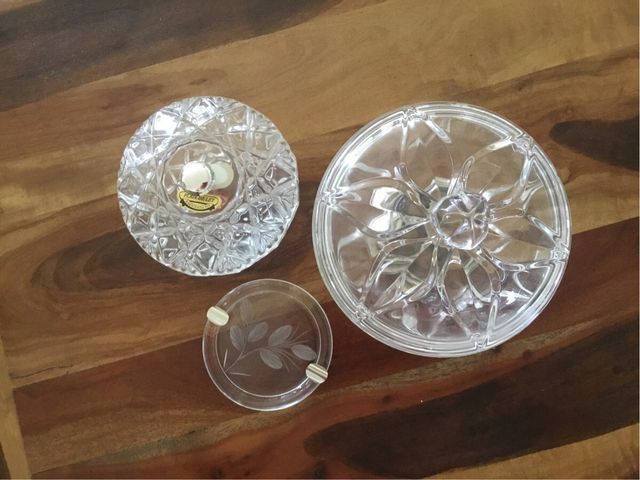 Set de bomboneras, una de cristal tallado y plata