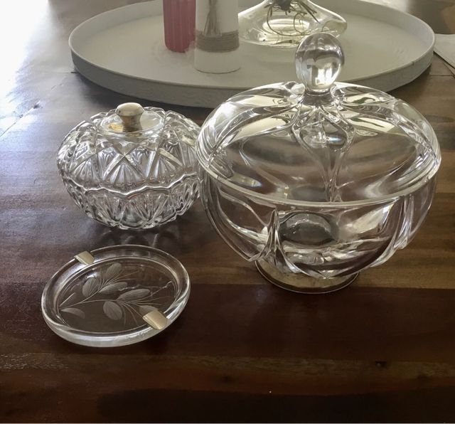 Set de bomboneras, una de cristal tallado y plata