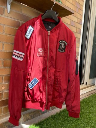 Cazadora bomber roja con parches