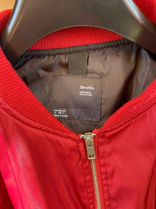 Cazadora bomber roja con parches