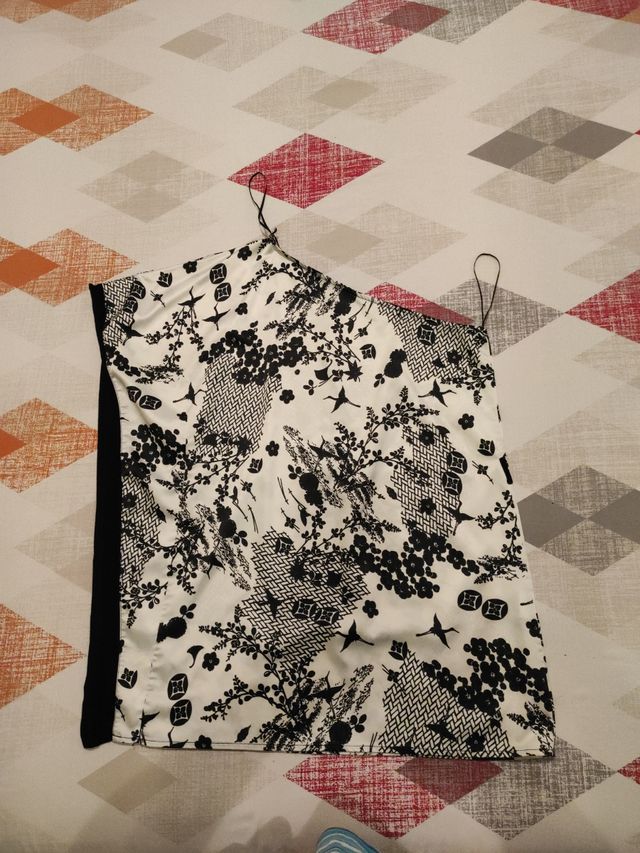 Blusa asimétrica blanco-negro. Del Corte inglés