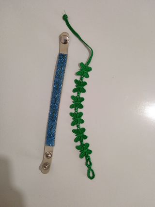 Pulseras brillantes y hilo