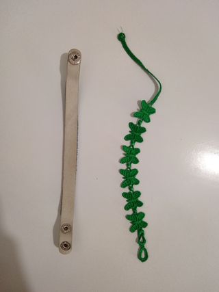 Pulseras brillantes y hilo
