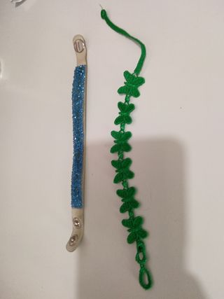 Pulseras brillantes y hilo