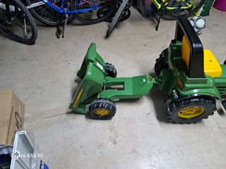 Tractor John Deere infantil con pala y remolque.