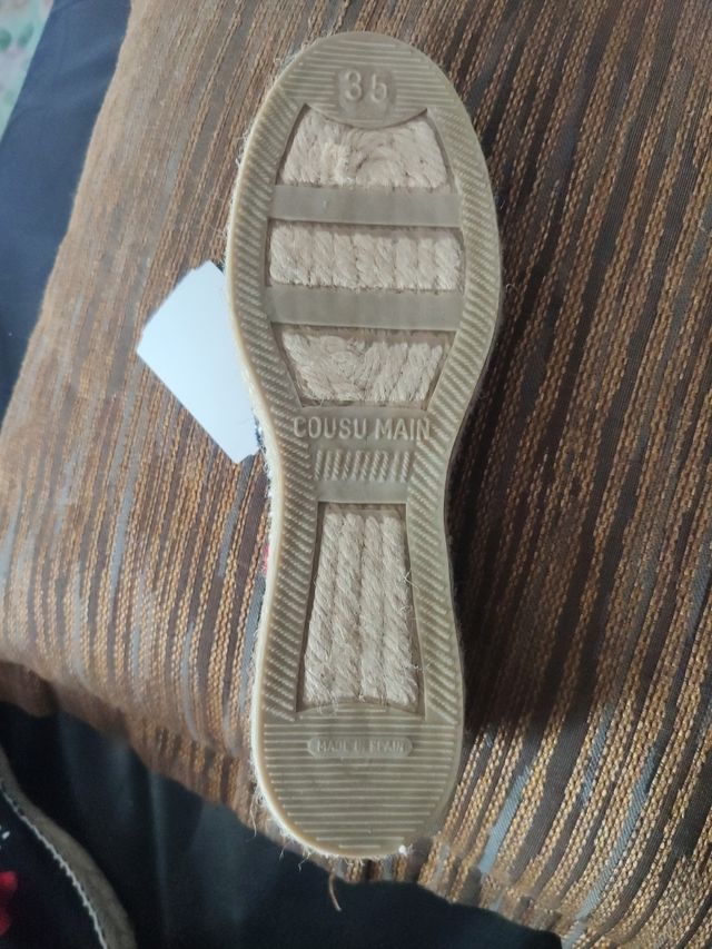 Alpargatas negras con lazo rojo.