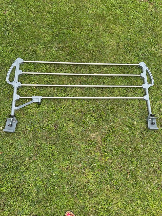 Barandilla cama plegable lado derecho.