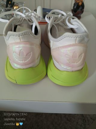 Zapatillas Adidas blancas y amarillas