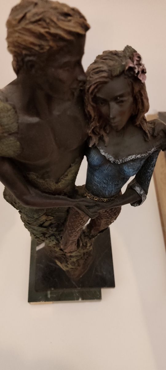 Escultura pareja enamorada resina