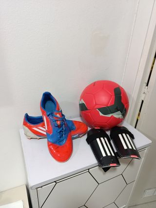 Kit fútbol Adidas: botas, espinilleras y balón