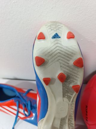 Kit fútbol Adidas: botas, espinilleras y balón