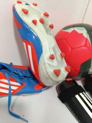 Kit fútbol Adidas: botas, espinilleras y balón