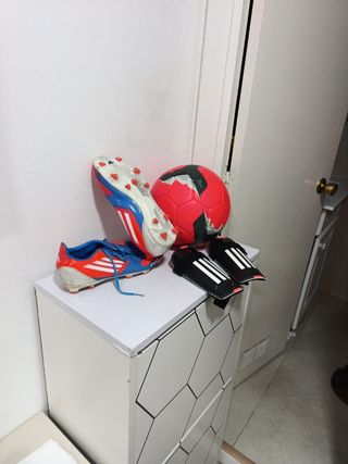 Kit fútbol Adidas: botas, espinilleras y balón