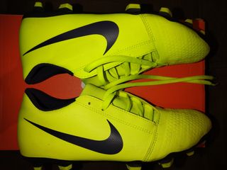 REBAJADO. Botas de fútbol Nike Jr. talla 40