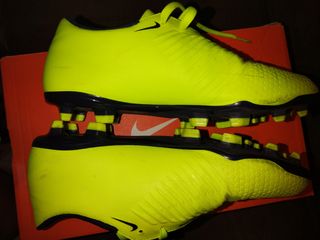 REBAJADO. Botas de fútbol Nike Jr. talla 40