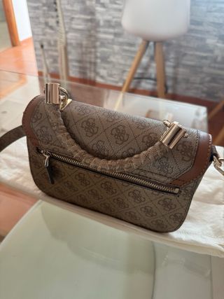 Bolso y cartera Guess beige y marrón