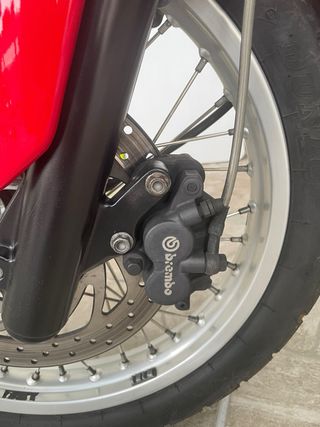 Aprilia Pegaso 650 i.e. roja