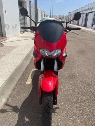 Aprilia Pegaso 650 i.e. roja