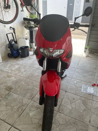 Aprilia Pegaso 650 i.e. roja