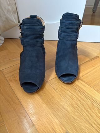 Botines Michael Kors tacón azul ante
