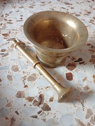 Mortero de bronce antiguo