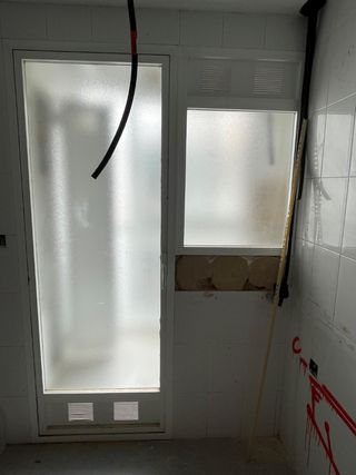 Puerta con ventanal fijo