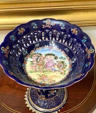 Centro mesa porcelana azul pedestal