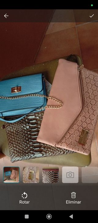 3 bolsos: rosa cartera, marrón cartera y azul cade