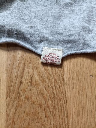 Camiseta Pull Bear gris y negra