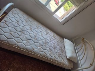 Estructura de cama blanca y dorada con colchon