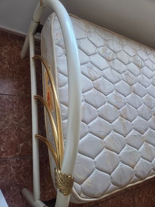 Estructura de cama blanca y dorada con colchon