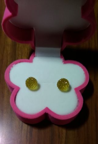Pendientes de bola con bolitas, a estrenar