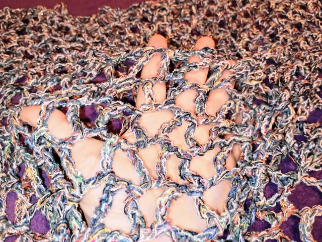 Top estivo a rete multicolor