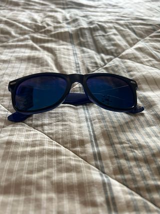 Occhiali da sole neri e blu elettrico specchiati