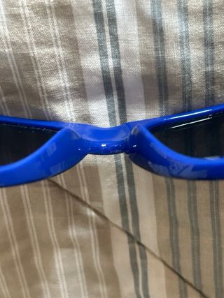 Occhiali da sole neri e blu elettrico specchiati