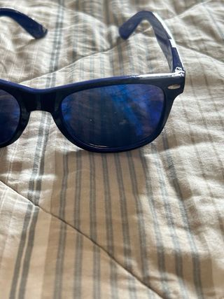 Occhiali da sole neri e blu elettrico specchiati