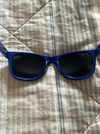 Occhiali da sole neri e blu elettrico specchiati