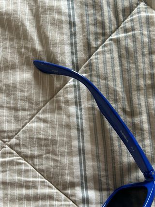 Occhiali da sole neri e blu elettrico specchiati