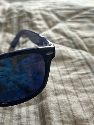 Occhiali da sole neri e blu elettrico specchiati