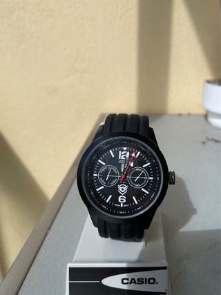 Reloj negro analógico