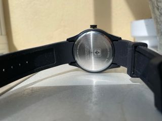 Reloj negro analógico