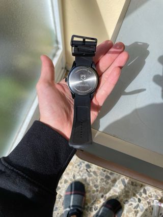Reloj negro analógico
