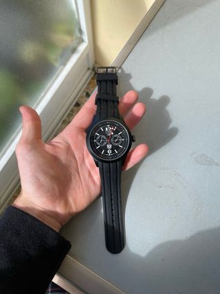 Reloj negro analógico