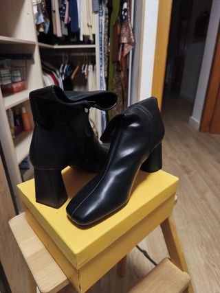 Sandalias tacón rojo-negro y zapatos.