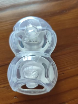 2 Chupetes NUK anatómicos