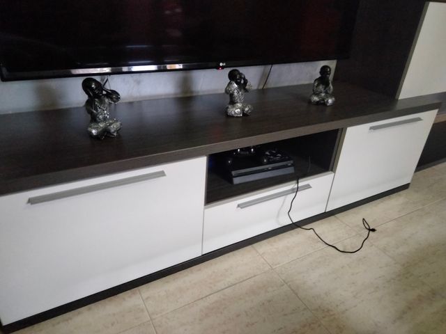 Mueble TV blanco y marrón