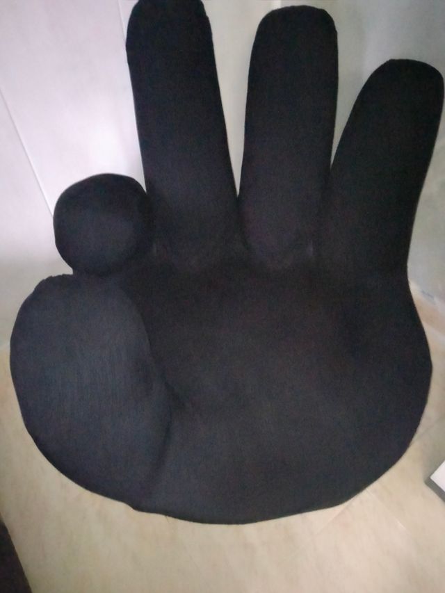 Sillón mano gigante