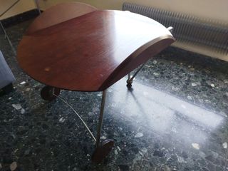 Mesa auxiliar circular con ruedas y tablero caoba